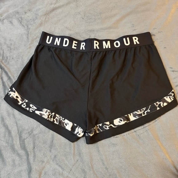 Under Armour Black and White Athletic Shorts Lightweight Design

#1057 - Picture 7 of 7